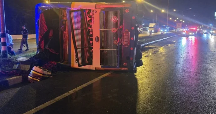 Tailandda ikimərtəbəli avtobus qəzaya uğrayıb: Xeyli yaralı var FOTO