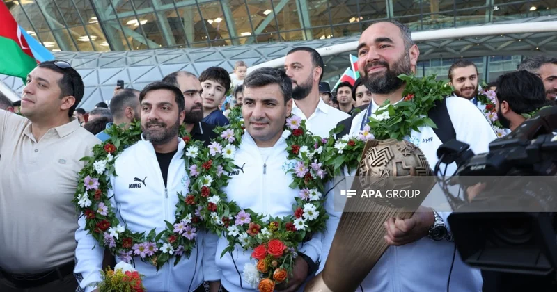 Avropa çempionu olan Azərbaycanın minifutbol yığması Vətənə qayıdıb FOTO YENİLƏNİB