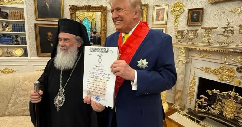 Patriarx Trampı təltif etdi