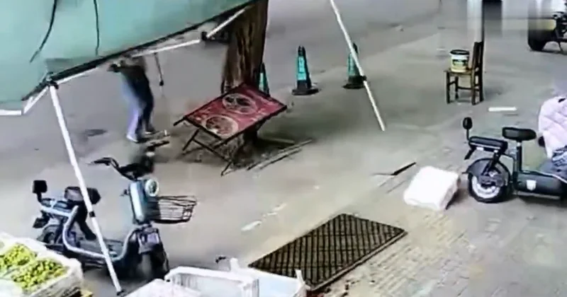 Китайская провинция подверглась мощным штормовым ветрам ВИДЕО