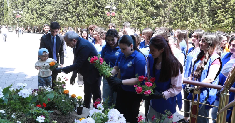 Акция по посадке цветов в БГУ