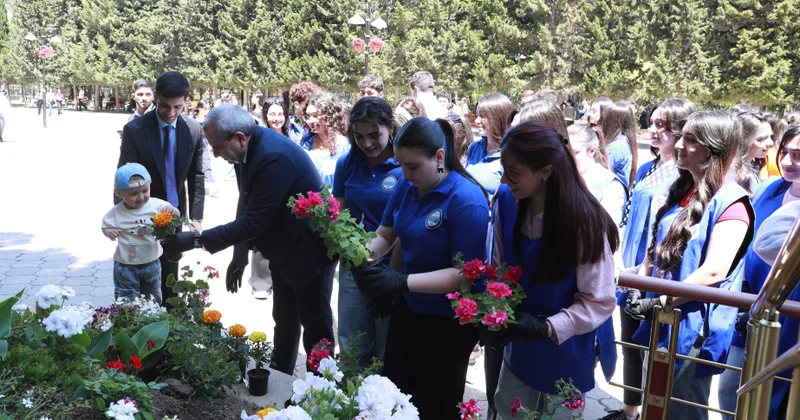 Ekoloji aksiya: BDU nun həyətində müxtəlif çiçəklər əkilib