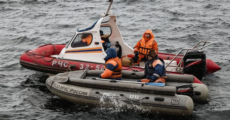 Лодка с восемью пассажирами опрокинулась на реке в ХМАО