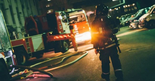 İşğal olunmuş Luqansk üzərində ardıcıl partlayışlardan sonra qara tüstü qalxır