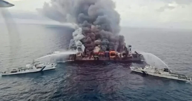 Капитан судна: часть экипажа в панике прыгнула в Азовское море при атаке дронов