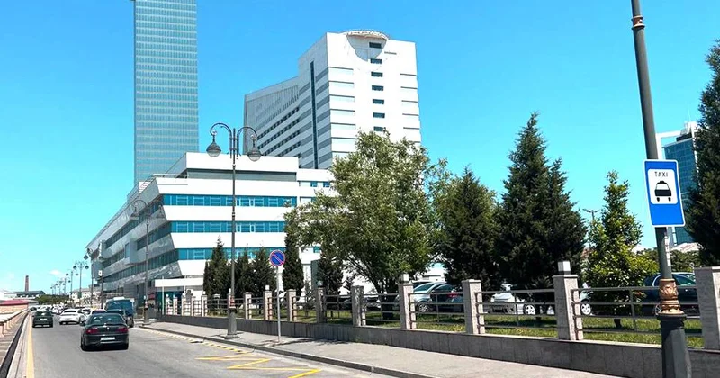 В Баку у ряда клиник создали зоны высадки для такси Minval Politika