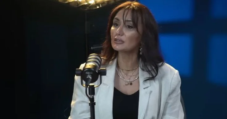 Qadın arxasınca danışan kişilər pozğundur