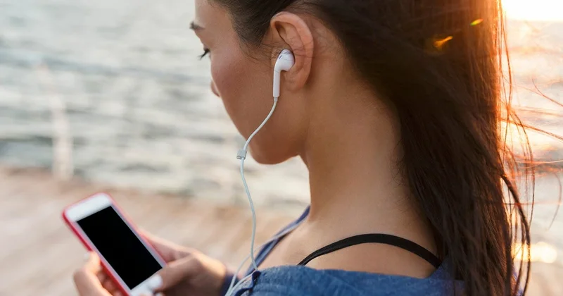 Yayda qulaqlıqlarla musiqi dinləmək təhlükəli ola bilər Necə qorunmalı?
