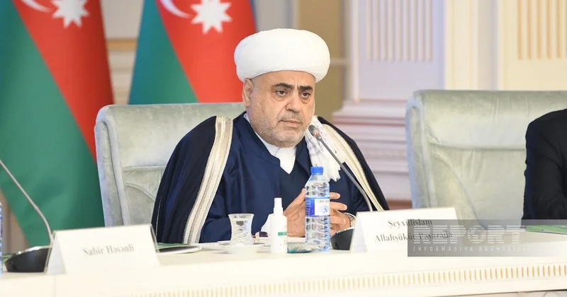 Allahşükür Paşazadə Aşura günü ilə bağlı keçirilən qanvermə aksiyasında iştirak edir