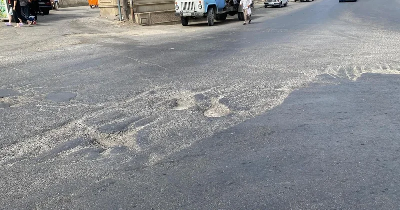 Bakıda yoldakı vəziyyət sürücünü maddi ziyana saldı FOTO