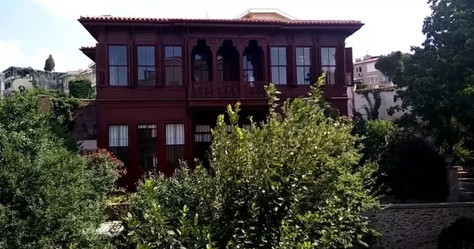 Yaprak Dökümü nün çəkildiyi malikanə ofis oldu