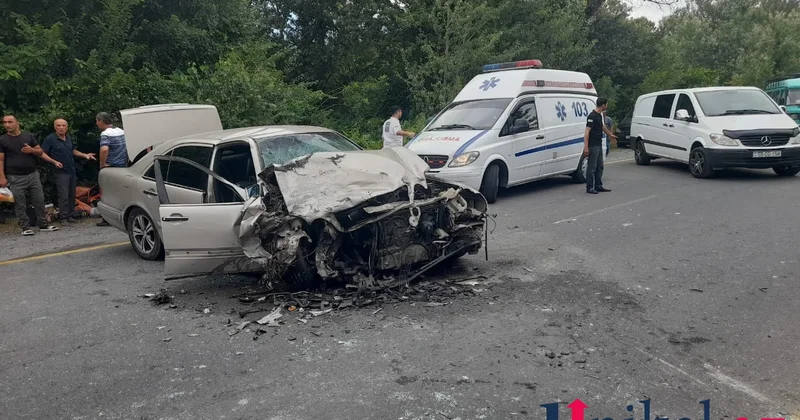 Şəkidə iki maşın toqquşdu Azyaşlılar xəsarət aldı (FOTO)