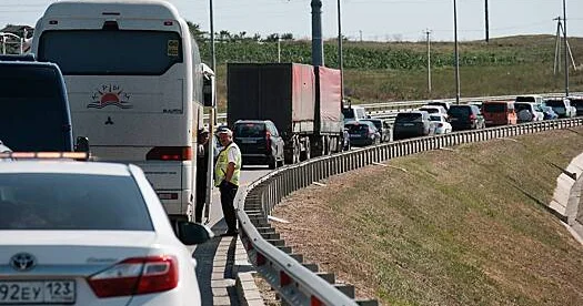 Krım körpüsündə bir neçə saatlıq tıxac yaranıb...