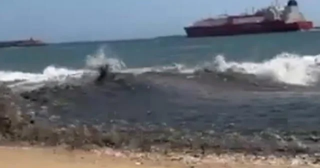 300 metrlik gəmidən gələn qara dalğa turistləri qayaların üzərinə atıb...