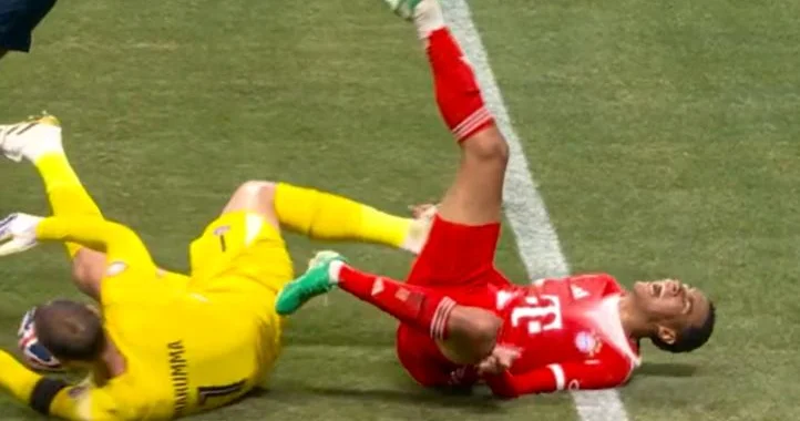 Məşhur futbolçunun oyun zamanı ayağı qırıldı VİDEO