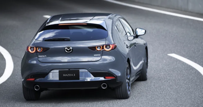 Azərbaycanda Mazda ya maraq azalıb ÜSTÜNDƏ 2 TON BENZİN VERİRLƏR Kİ ...