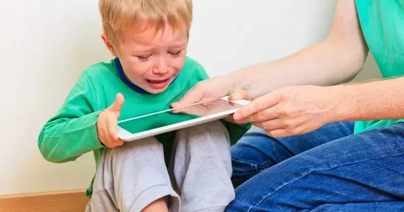 Telefon valideynin gözünü pərdələyir, uşağın dünyasını isə kölgədə qoyur Psixoloq