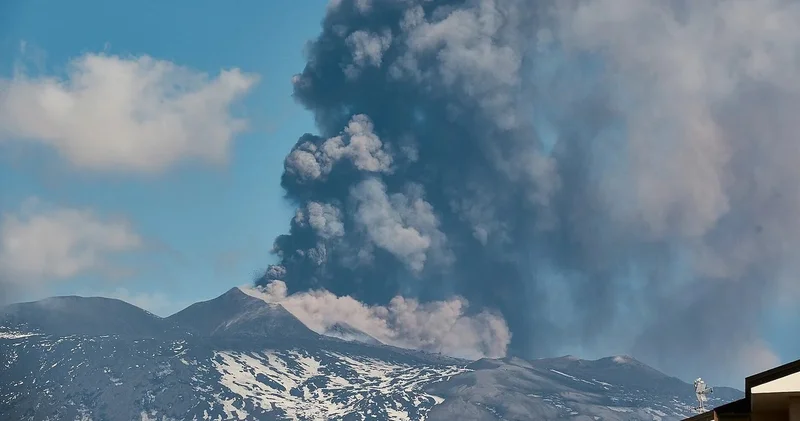 Siciliyada Etna vulkanı aktivləşdiyi üçün hava əlaqəsi məhdudlaşdırılıb