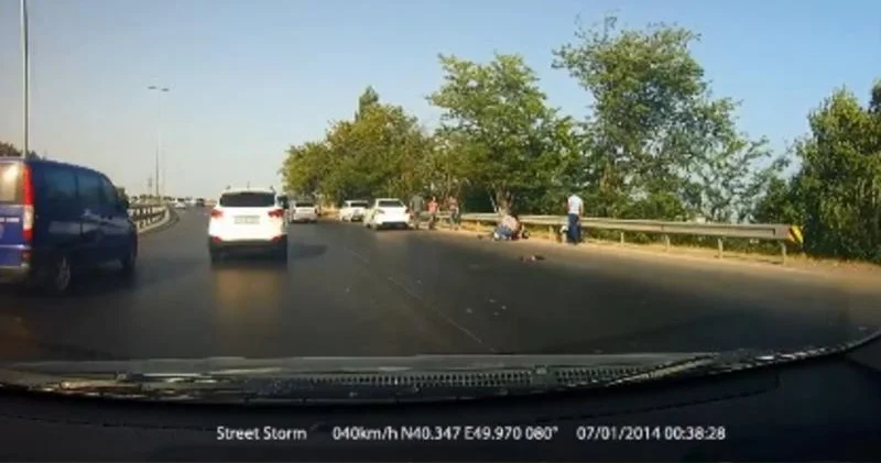 Sabunçuda minik avtomobili motosikletlə toqquşub