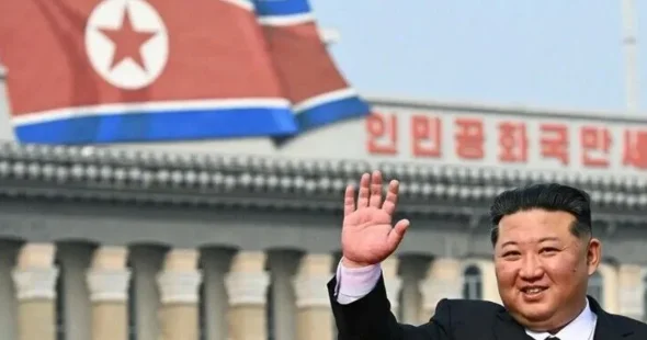 Kim Çen In yeni hərbi gəmidə strateji raket sınağını izlədi