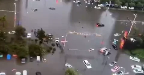 Рекордные ливни затопили китайский город ВИДЕО