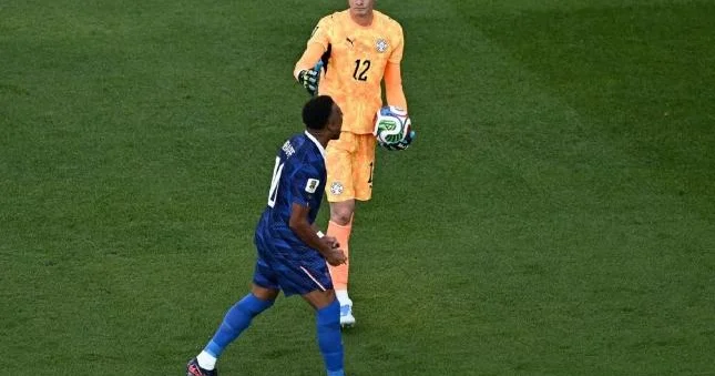 “Mbappe əlimi sıxmaqdan imtina etdi” Video