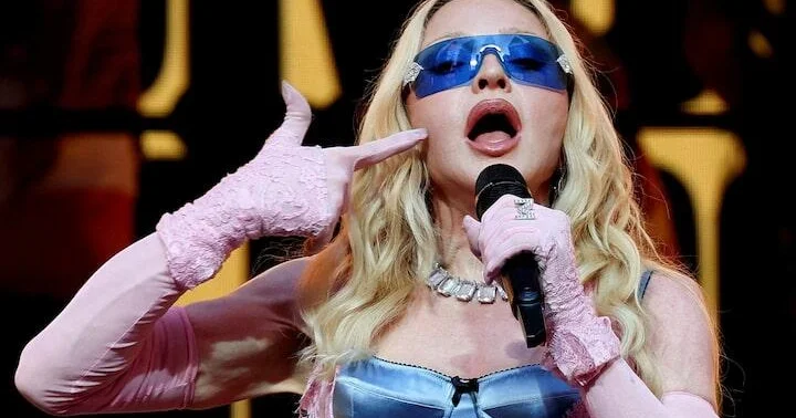 67 yaşlı Madonna gənc qızlara meydan oxuyur (Video)