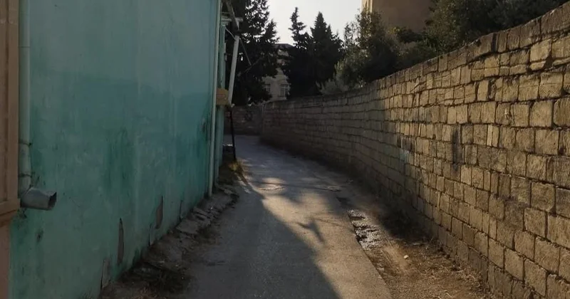 Yasamalda məktəbə gedən yolu da satdılar Foto