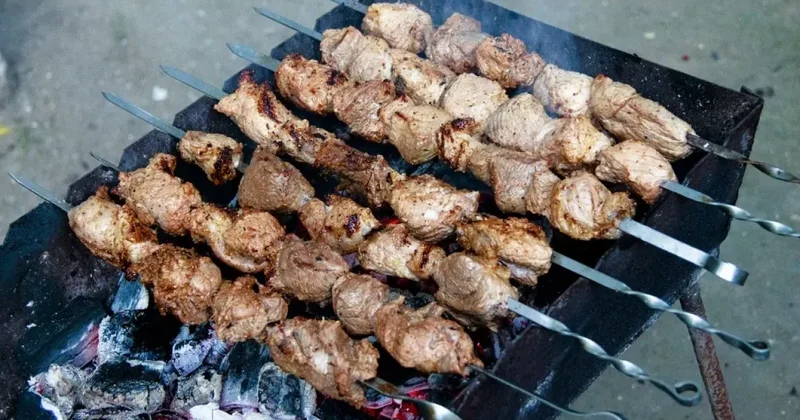 В Азербайджане официанта избили из за шашлыка