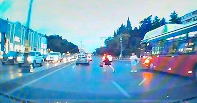 Əhmədlidə yolu keçən qadın özünü maşının önünə atdı, sürücü son anda.. VİDEO