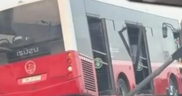 8 Noyabrda avtobus işıqfora çırpıldı Video