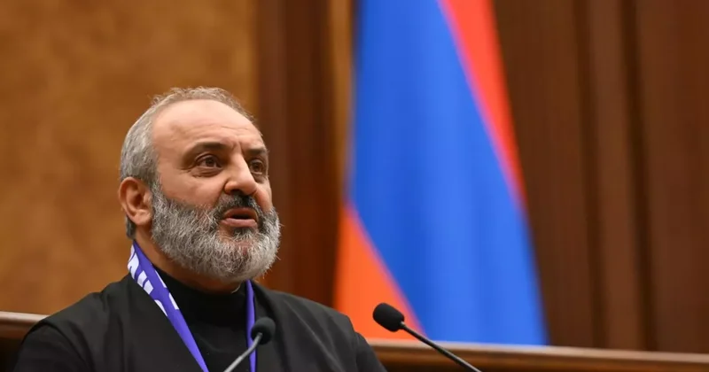 Армянский поп реваншист атакует партию власти