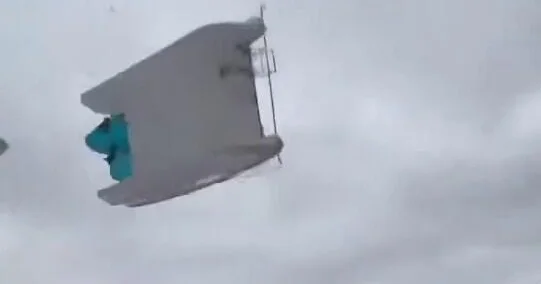 Водяной смерч закинул катамаран на отдыхающих на пляже ВИДЕО