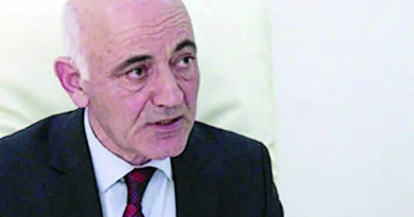 Beləcə yazmır o, şeirlərini...