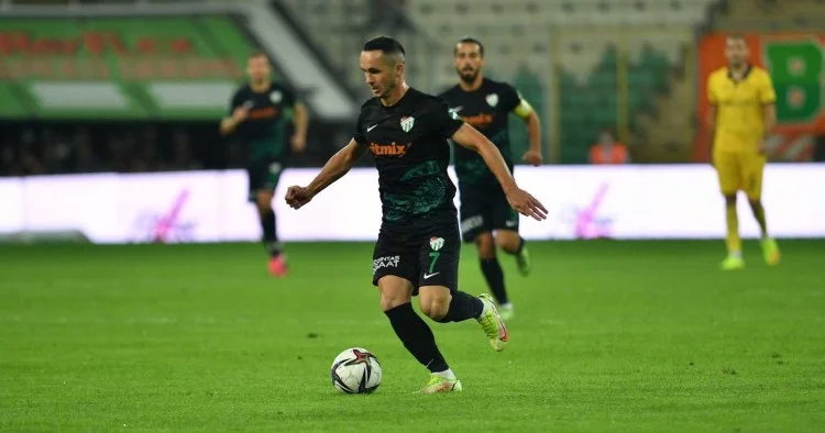 Zirə Bursaspor da oynamış futbolçu ilə anlaşdı RƏSMİ