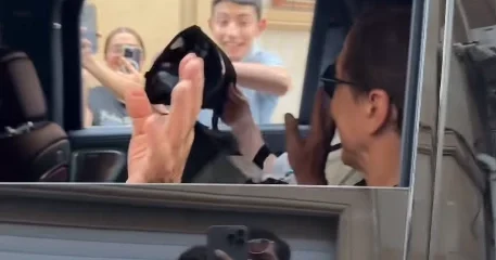Ceki Çan Bakıda fanatlarını belə salamladı