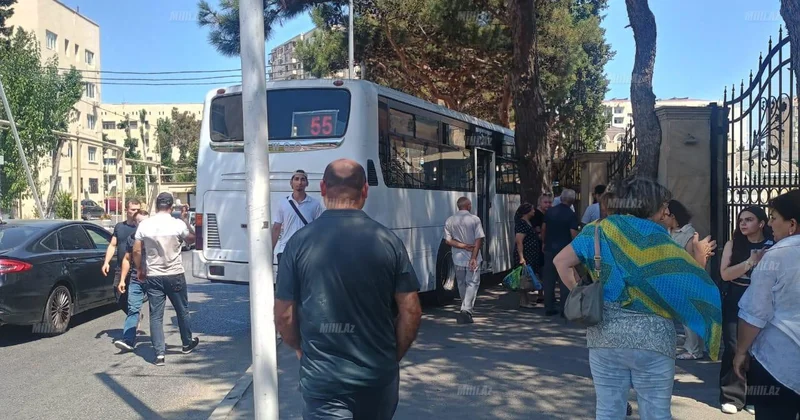 55 nömrəli avtobus qəza törətdi (Foto)