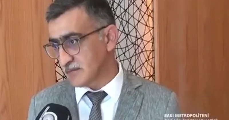 Metropoliten rəsmisi sərnişinlərə çıxış yolu göstərdi Video