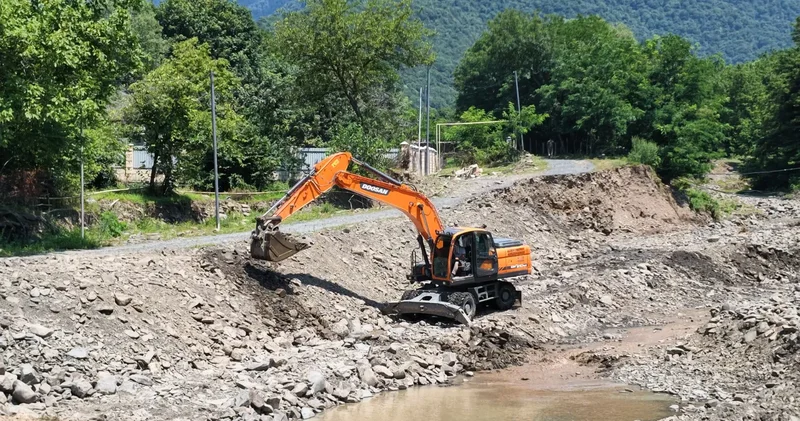 ADSEA dağ çaylarına ağır texnikalar cəlb edib FOTOLAR