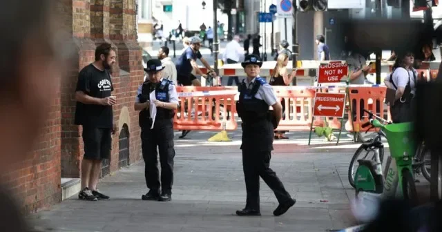 Londonda qadın bıçaqla insanlara hücum etdi Yaralılar var