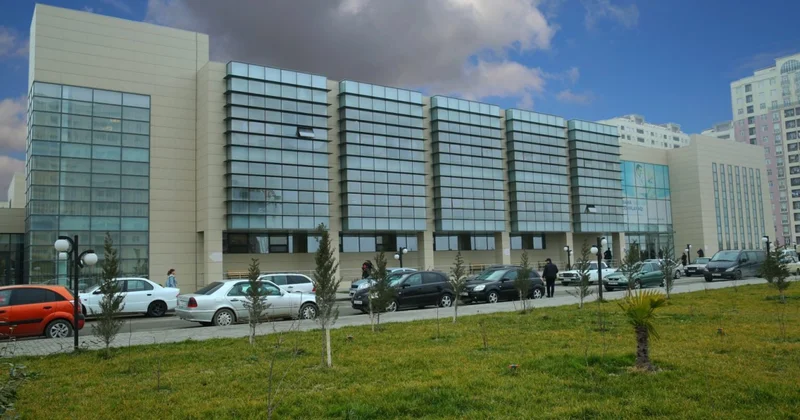 Yemək iyi bürüyən otaqlarda xəstə qəbulu: Abşeron Xəstəxanasının acınacaqlı vəziyyəti