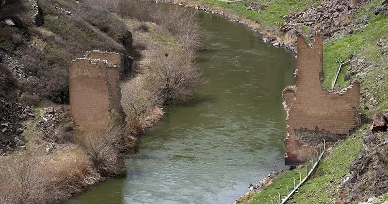 Türklər və ermənilər tarixi körpünü bərpa edir Aninin açılması sərhədlərin ani açılması olacaqmı?