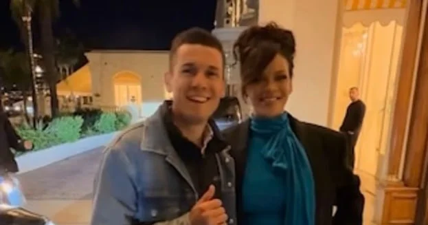 Rihannanın pərəstişkarı ilə çəkdiyi gülməli VİDEOsosial şəbəkələrdə viral oldu