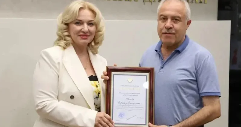 Dağıstan rəhbəri rejissor Sərvər Əliyevi təltif etdi