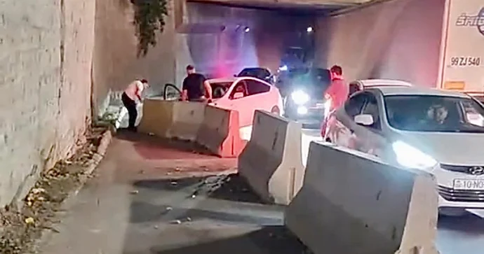 “Prius” aylardır davam edən təmir zonasındakı maneəyə çırpıldı VİDEO