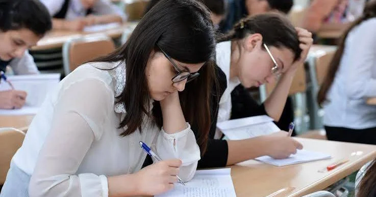 Kolleclərdə illik təhsil haqqı 1300 manata çatıb...