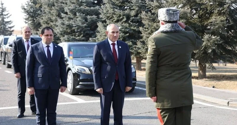 Paşinyan müdafiə nazirinə hiddətləndi “Müharibə yoxdur, bunlar niyə baş verir?”