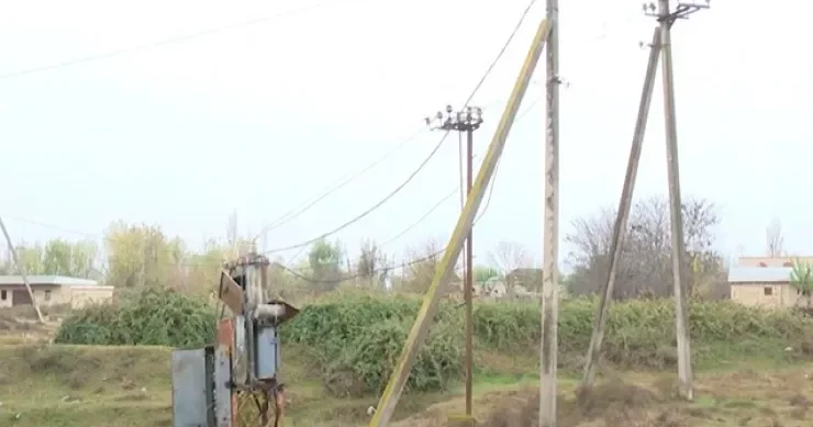 Cəlilabadda elektrik xətti qırıldı, kəndli 4 min ziyana düşdü FOTO