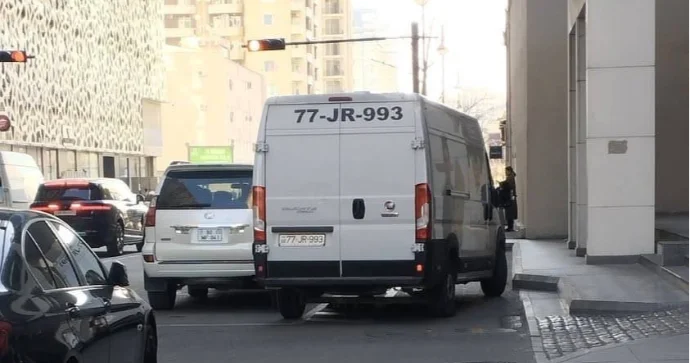Velosipedçinin yolunu kəsib: “Avtobus zolağı ilə get” dedi FOTO