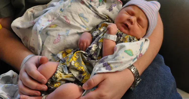 Yeni doğulan körpə nə vaxt açıq havaya çıxarıla bilər? Pediatrdan vacib TÖVSİYƏLƏR